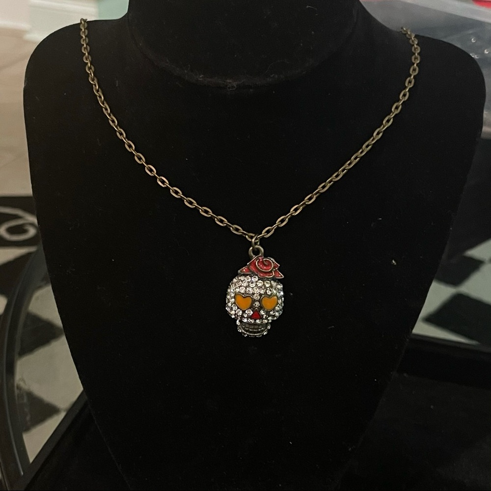 Skull and Roses pendant necklace.